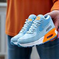 クリーニングされたスニーカーが自宅に届けられる様子